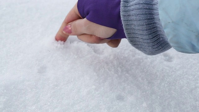 在雪中画心视频素材