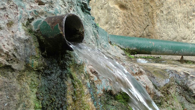 水从管道流入运河视频下载