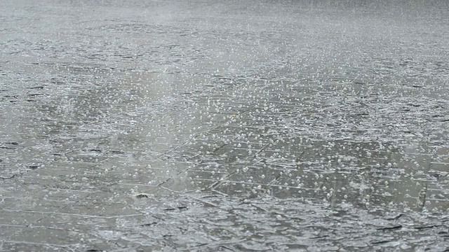 人走过冰雹雨视频素材