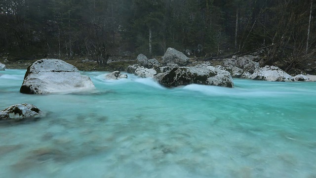 时光流逝-岩石溪流的河流与清澈的绿色水视频素材