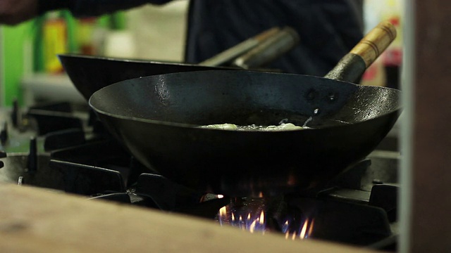 用黑色平底锅煮视频素材