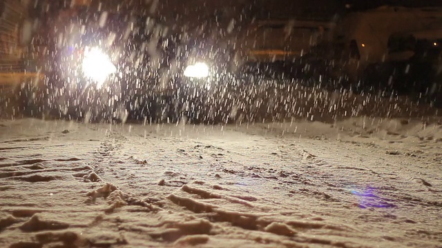 夜间汽车驶过雪道视频素材