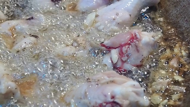 在热油锅里炸鸡肉。相机锅视频素材