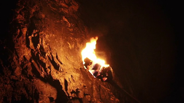 山洞里的原始火炬视频素材