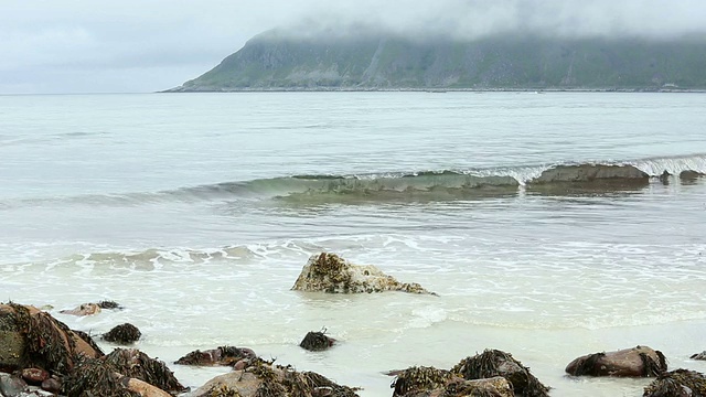 兰贝格海滩夏季多云的观点(挪威，罗浮敦)和冲浪噪音。视频素材