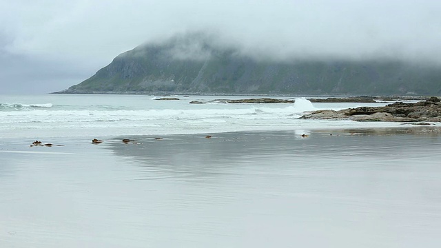 兰贝格海滩夏季多云的观点(挪威，罗浮敦)和冲浪噪音。视频素材