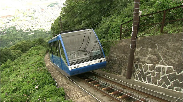 乘坐缆车观赏北九州全景视频素材