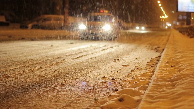 出租车驶过积雪的道路视频素材