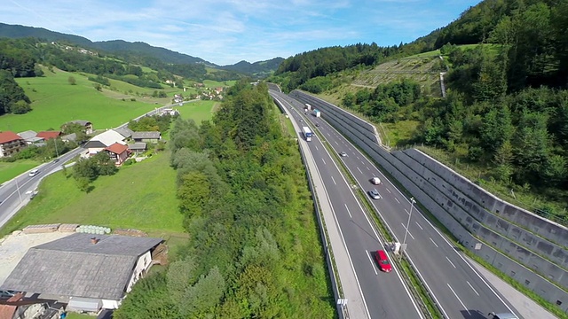 高速公路上挤满了车辆视频素材