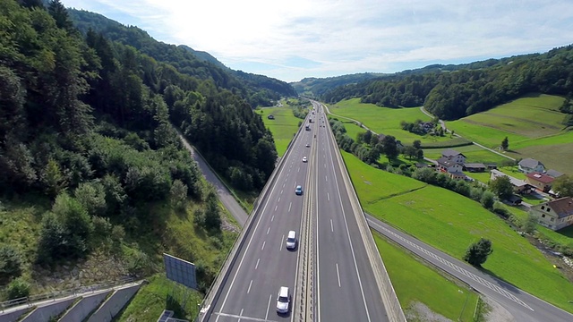 航拍高速公路上的交通视频素材