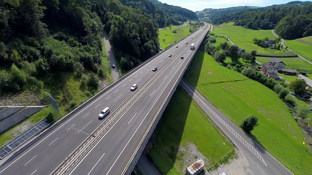 公路桥在一个山谷中视频素材