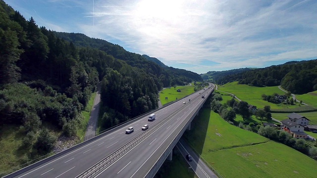 山谷中高速公路的桥视频素材