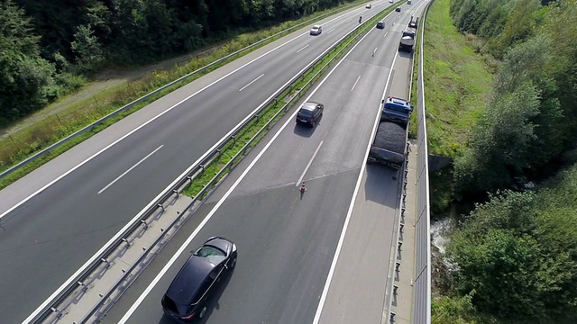 公路上的交通视频素材