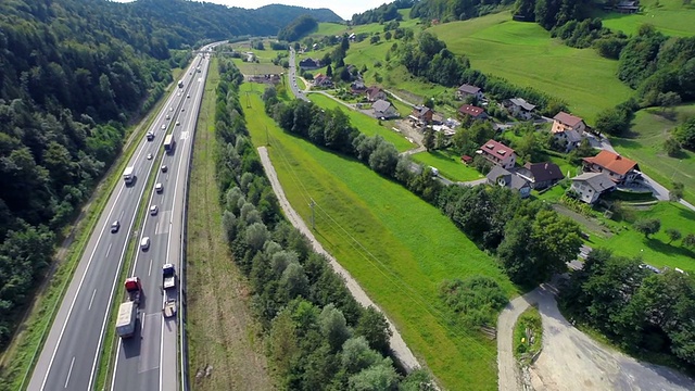 修一条高速公路交通道路视频素材