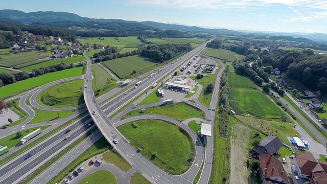 小镇附近的高速公路出口视频素材