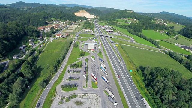 高速公路上加油站附近的一个大停车场视频素材