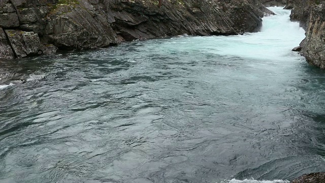 夏季山河(挪威)。视频素材