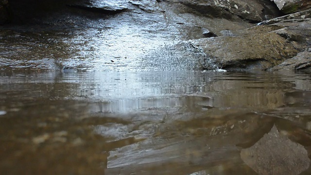 水冲刷岩石视频素材