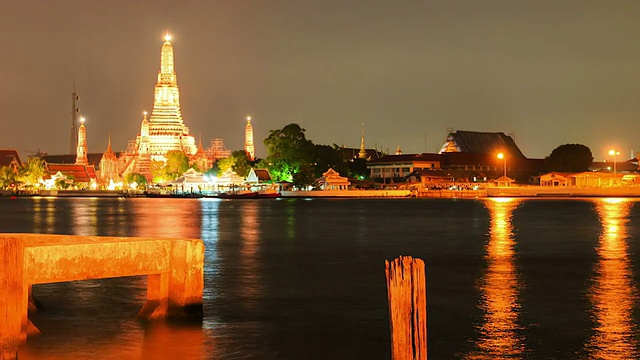 时光流逝，河景和wat arun寺在日出视频素材