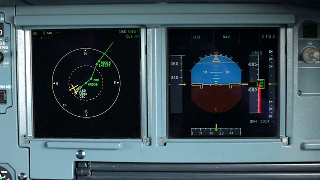 玻璃座舱小屋。空中客车A319 A320的电子甲板面板，飞机的显示控制，准备起飞或降落视频素材