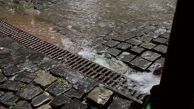 水从排水槽流出视频素材