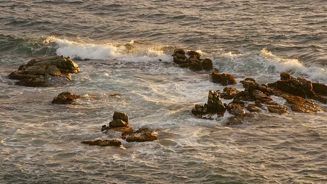 岩石上的金色海水视频素材