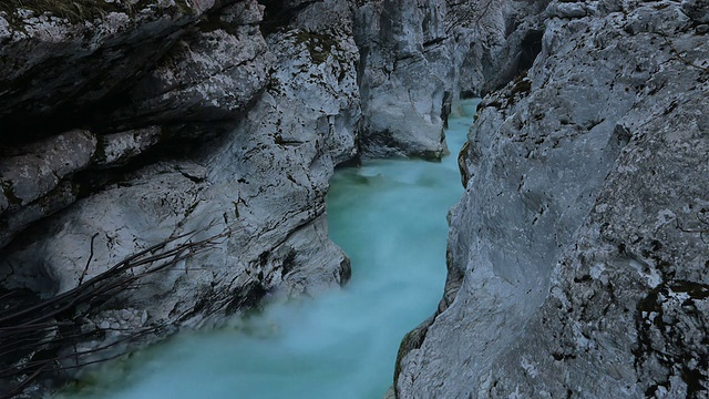 时间流逝-白水穿过峡谷视频素材