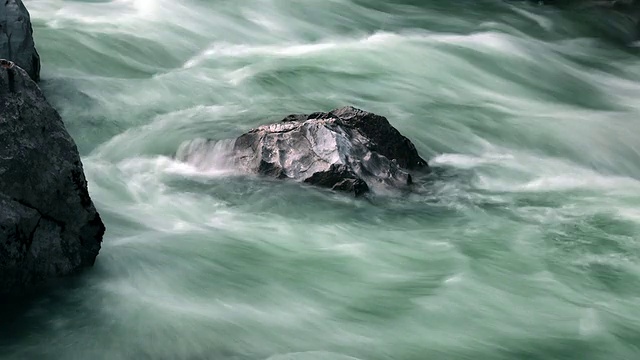 时间流逝-白水在岩石周围流动视频素材