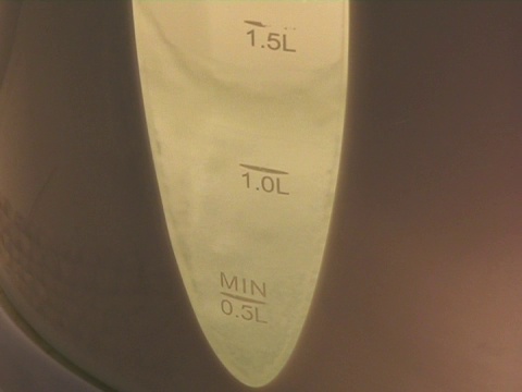 水在水壶沸腾- SD视频视频下载