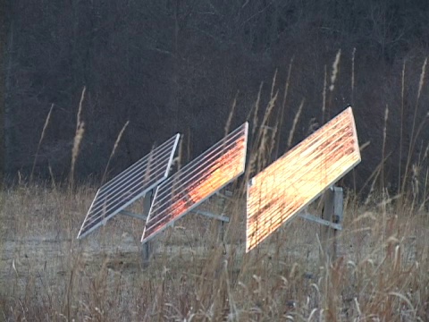 反射日落的太阳能电池板视频下载