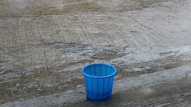 桶奴雨水流下视频素材