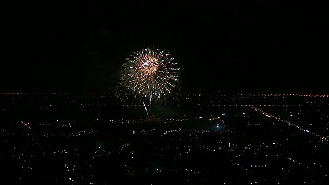 缤纷的烟花在节日之夜高清1080p视频素材