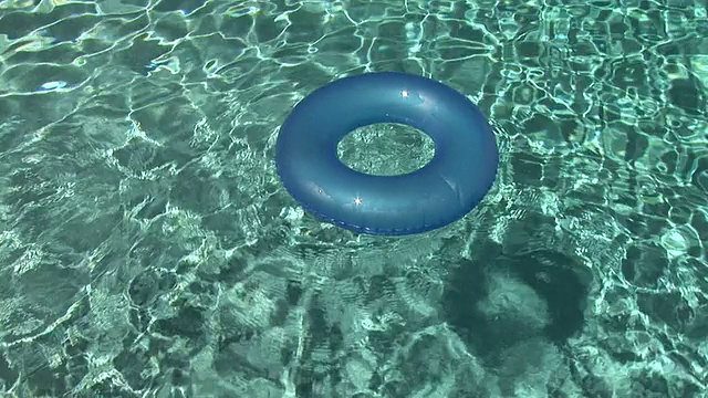 漂浮在游泳池内的内胎视频素材