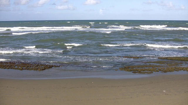 海浪轻轻冲上海滩，然后退去(高清)视频素材