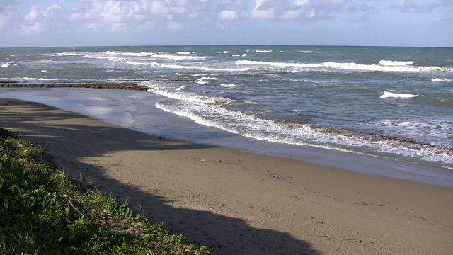 海浪轻轻冲上海滩，然后退去(高清)视频素材