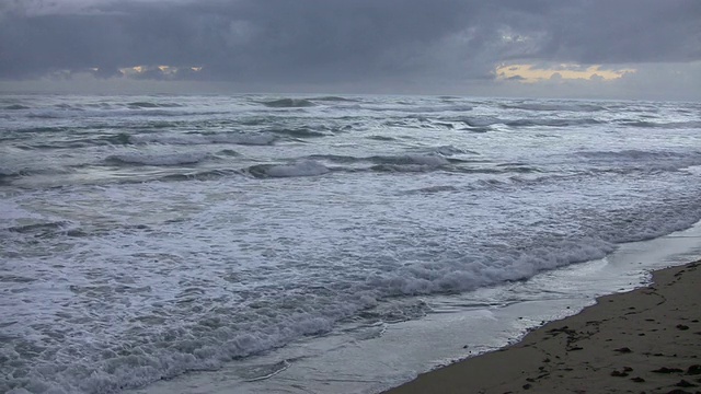 日出前海浪轻轻冲上海滩(高清)视频素材