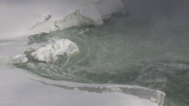 水在瀑布附近的雪山上撞击(高清)视频素材