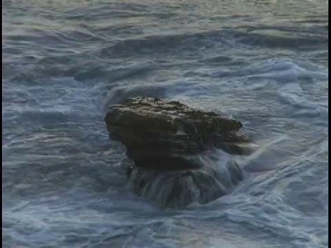 海浪撞击岩石视频下载