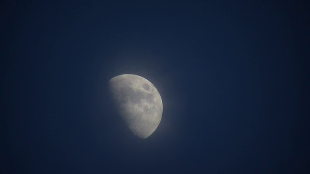 夜晚，淡淡的云掠过月亮(高清)视频素材