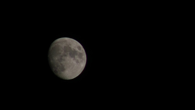 月亮在夜晚穿过天空(高清)视频素材