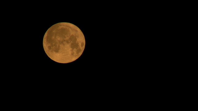 月亮在夜晚的天空中(高清)视频素材