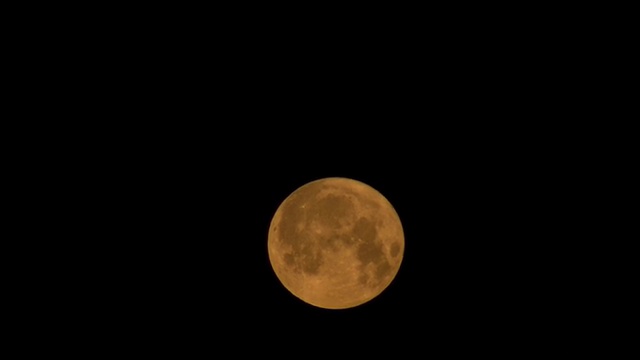 月亮在夜晚穿过天空(高清)视频素材