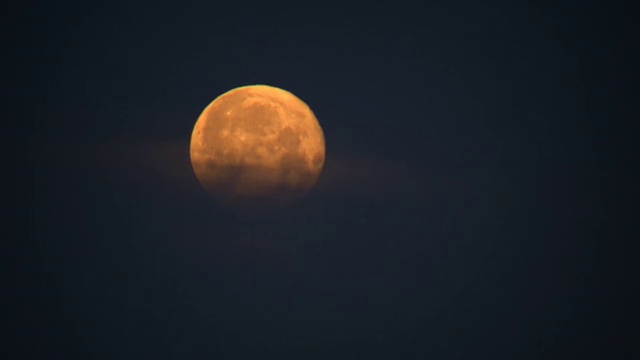 月亮在多云的夜空中流逝(高清)视频素材