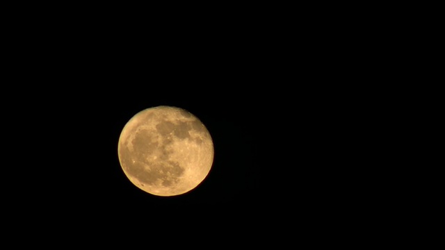 月亮在夜晚的天空中(高清)视频素材