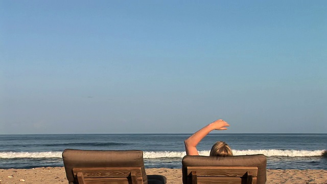 海滩上的女人视频素材