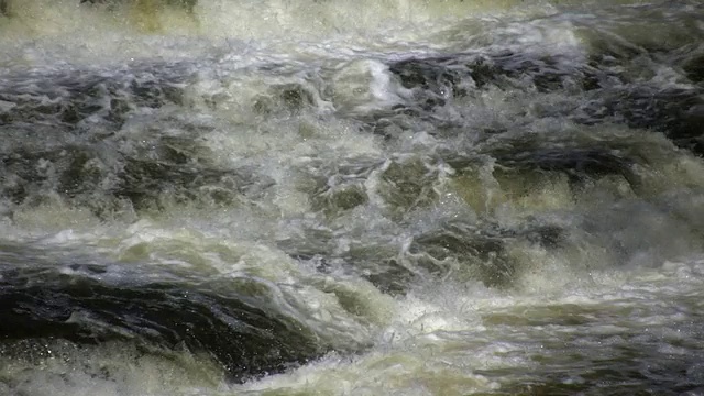 河水流过岩石，形成白浪急流(高清)视频素材