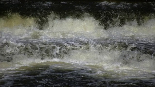 河水流过岩石，形成白浪急流(高清)视频素材