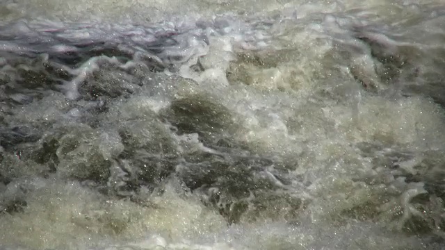 河水流过岩石，形成白浪急流(高清)视频素材