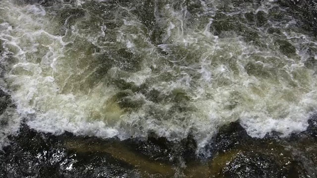 河水流过岩石，形成白浪急流(高清)视频素材