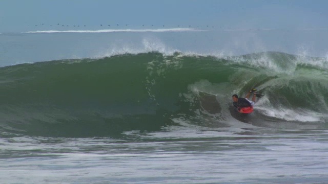 Bodyboarder几乎逃视频下载